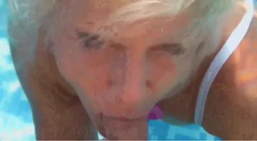 2 Huehner im Pool auf Mallorca