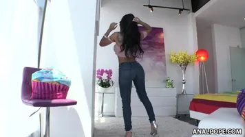 Amia Miley has perfect bubble butt