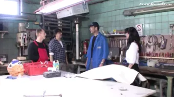 Azubi bumst Chefin in Werkstatt und wird erwischt