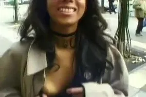 Belle et jeune Hawaiene exhib dans Paris