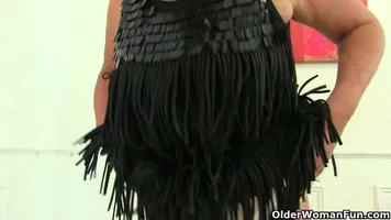 Classy milf Alisha Rydes finger fucks her mature pussy