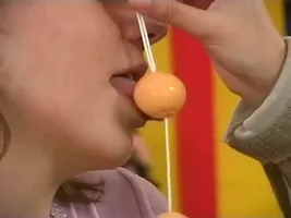 de jolie  jeune  cousine  s amusent au gode