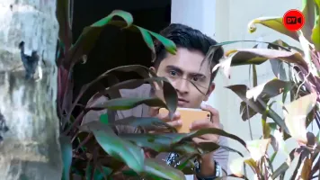 Desi Neighbour Bhabhi Flashes Young Guy