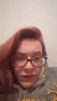 elle ce doigte discretement sur periscope