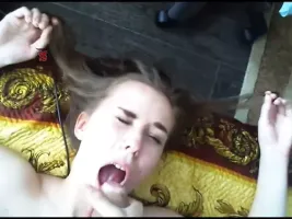 erst geblasen und gefickt danach ins Gesicht gespritzt