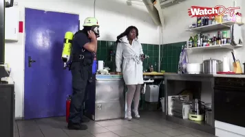 Geile schwarze Amateur Schlampe aus Deutschland schluckt