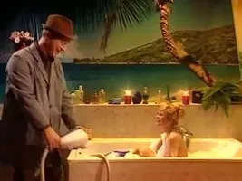 Hausmeister Krause mit der Vollbusigen Blondine in der Wanne
