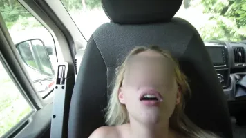 Una giovane turista tedesca scopata al mare da un italiano