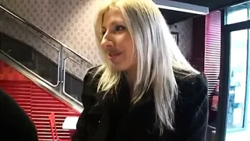 Une blondasse sexy pour quelques queues !